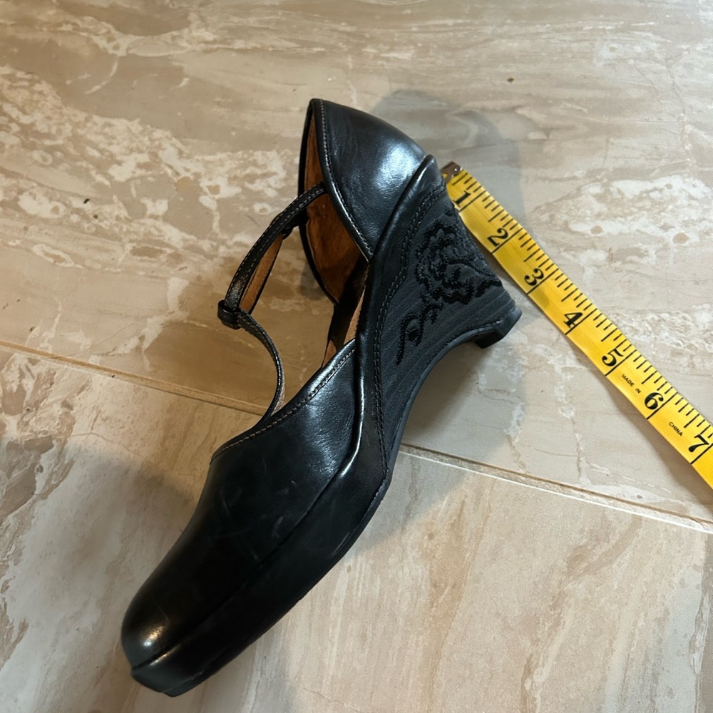 Clark's size 6.5M T-strap wedge heels - Picture 8 of 8